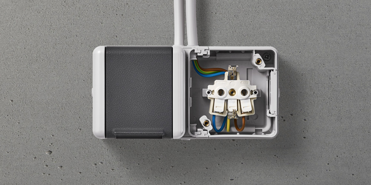 Doppelsteckdose mit Trennsteg bei Küstner in Leutershausen